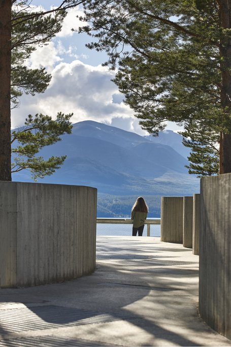 Visit the viewpoint platform at Atnsjøen.