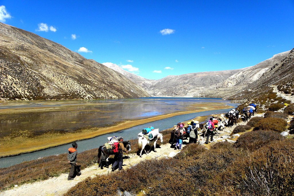 Talung valley and the lake with the horse and support crew on the trail