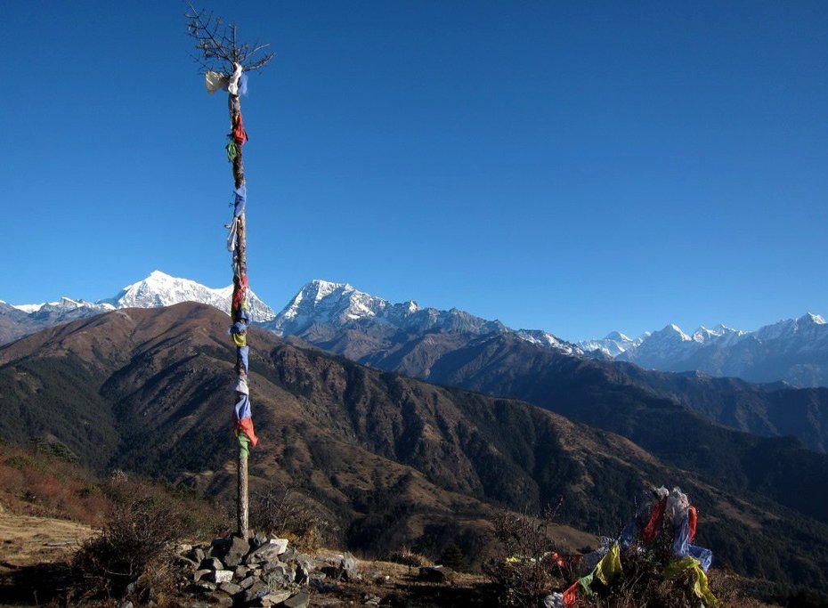 Prayer flags at the viewpoint from Pikey Peak