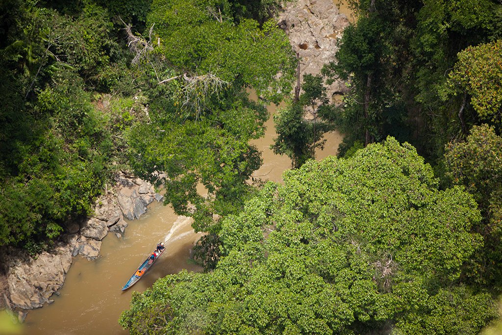 Cruising along the river in Sapulot