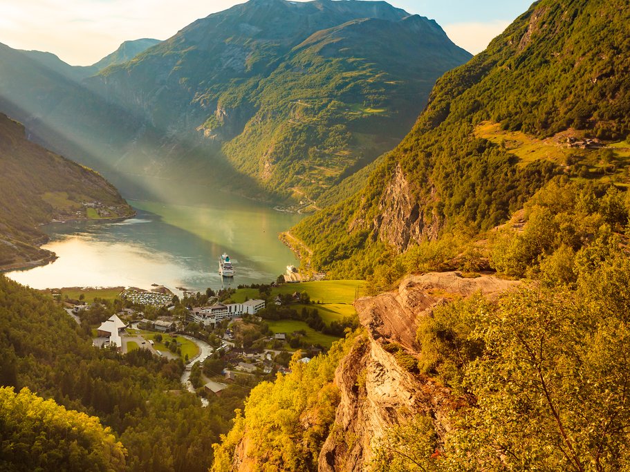 A fjord sunset near Øye