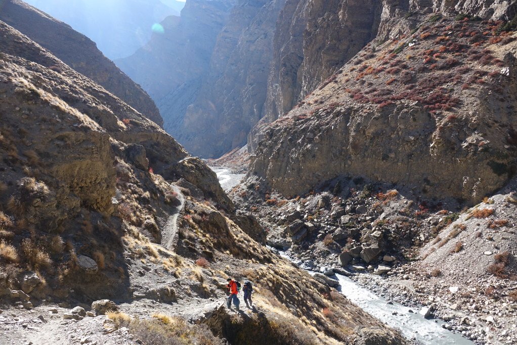 Trekkers on the way to Nar