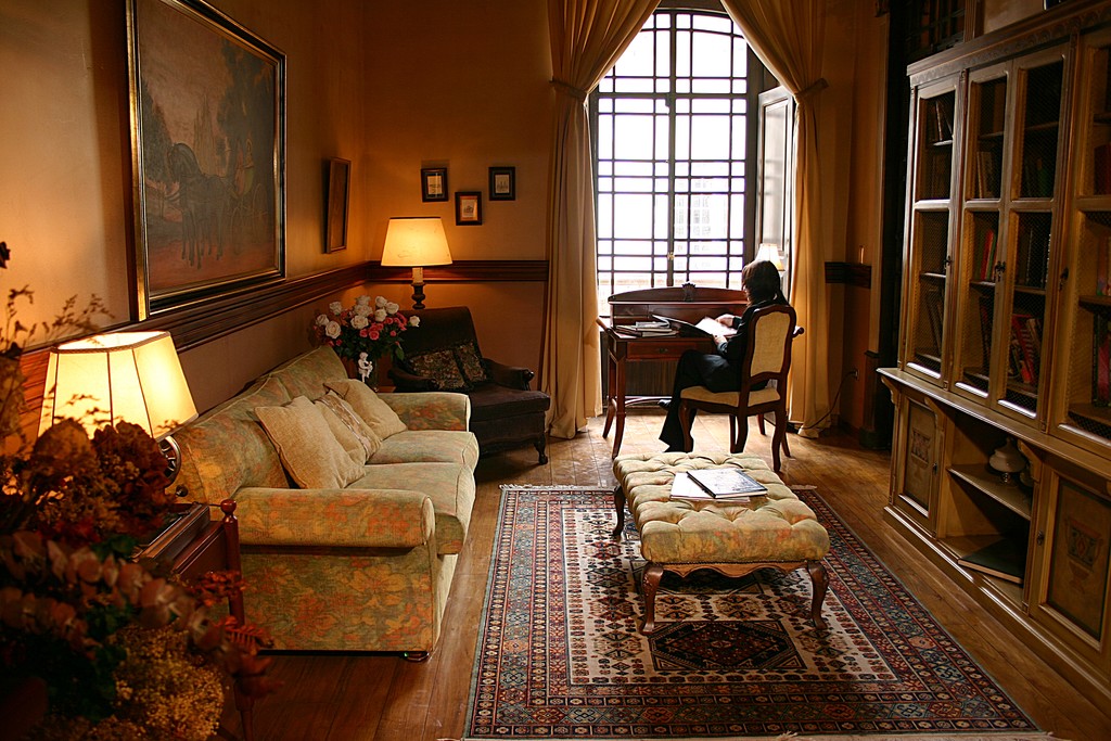 Library at Mansión Alcázar