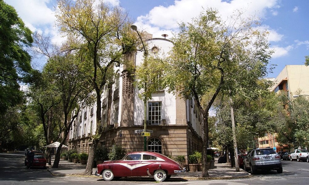 Put yourself in the locals' shoes and explore Mexico City at your own pace