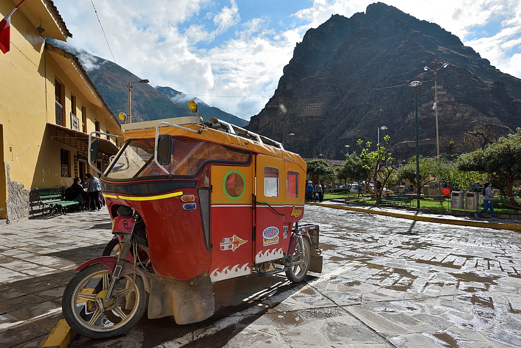 A sunny plaza in Ollantaytambo