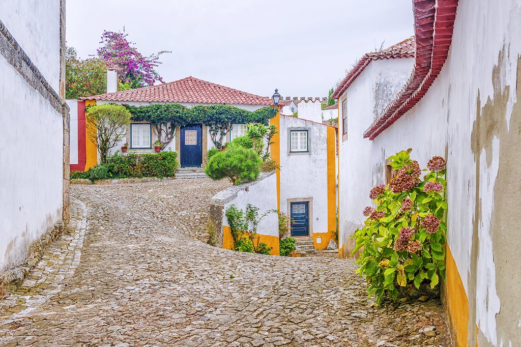 The quaint streets in Òbidos