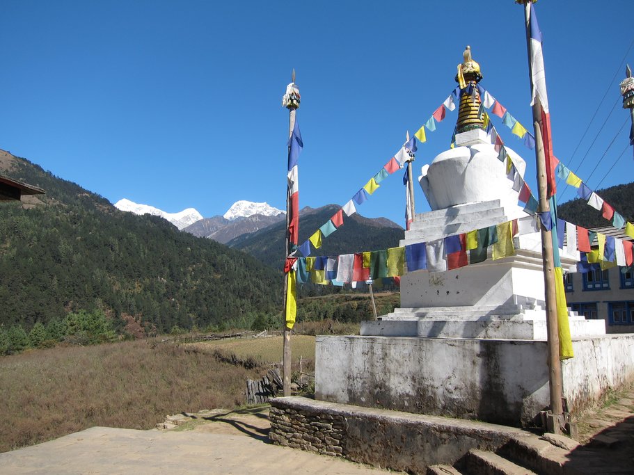 Buddhist chorten on the trail below Chiwong Gompa