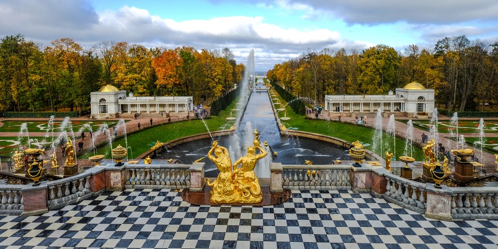 The main canal and fountain leading to the palace