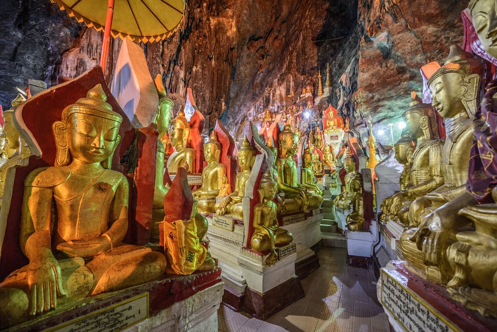 Buddha statues inside the caves of Pindaya