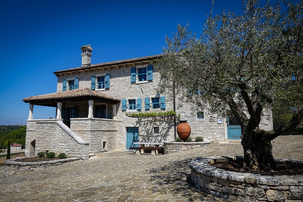 Houses along the interior