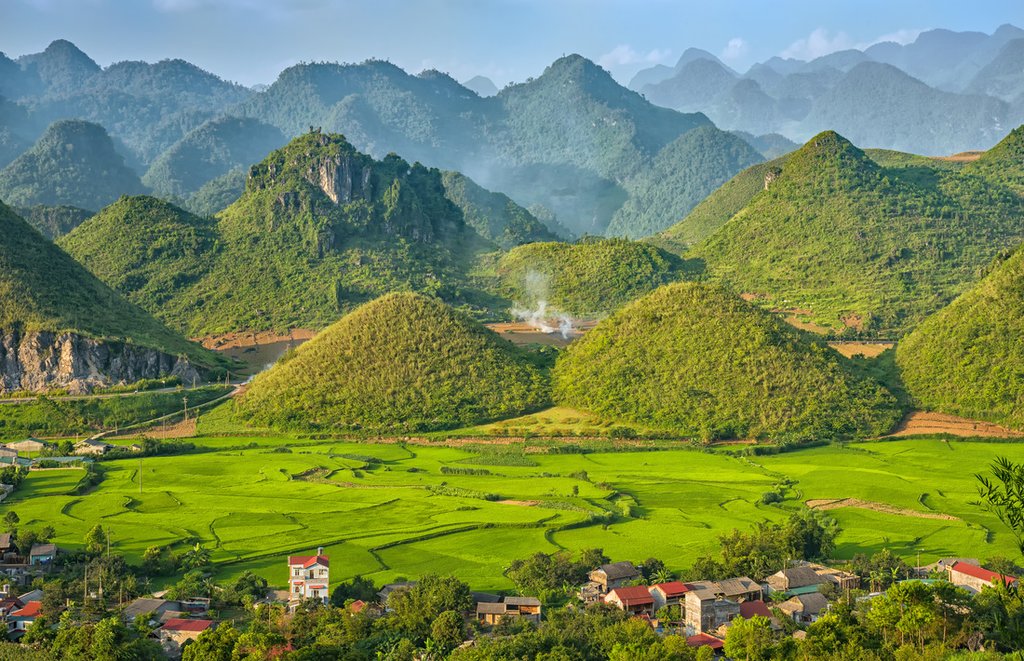 Stop in the Tam Sơn area and visit Vuong Palace