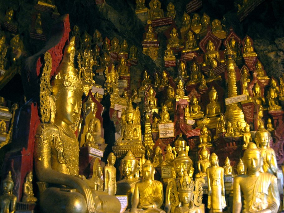 Buddhas inside the Pindaya Caves