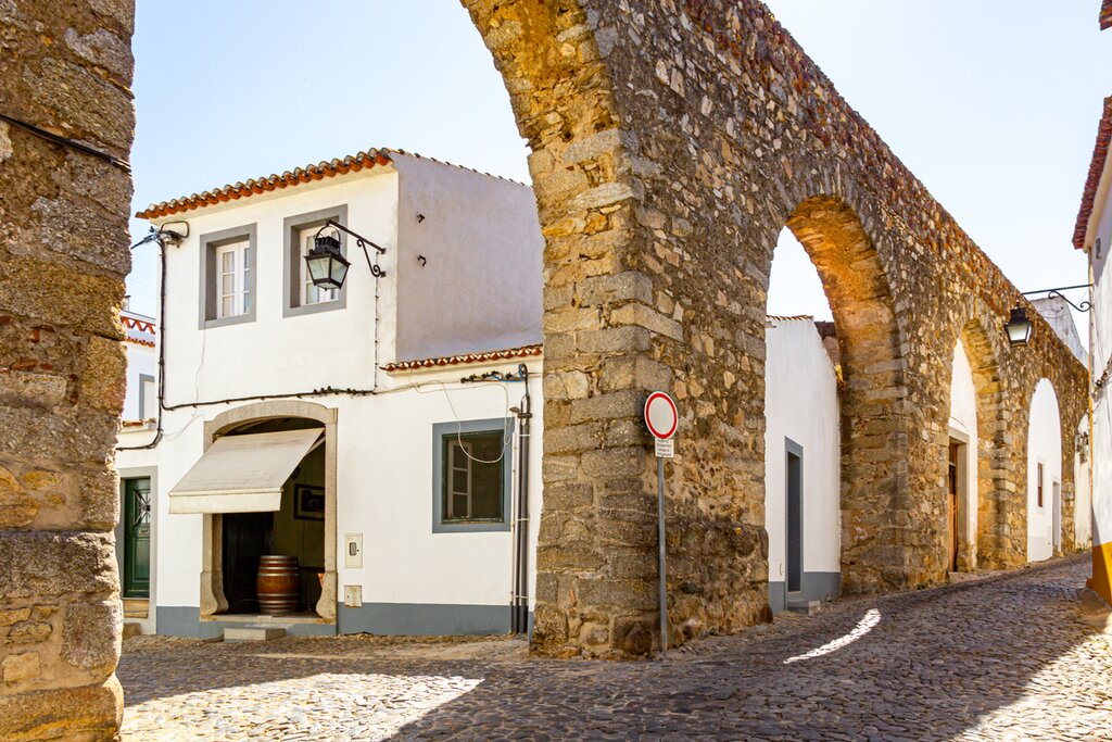 Discover the Past and Present on a Guided Hike Tour Over the Água de Prata Aqueduct in Évora!