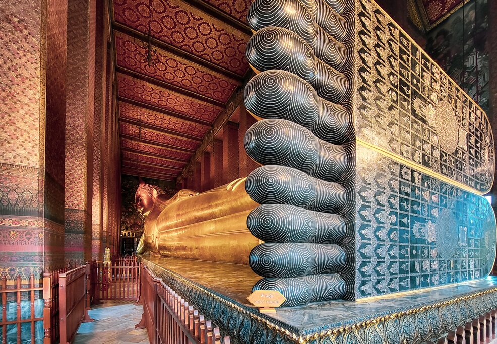 reclining golden buddha