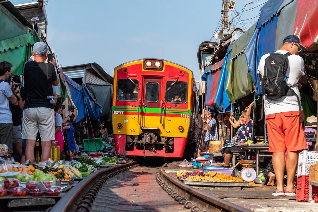 Day trip to Samut Songkram and authentic dining experience 