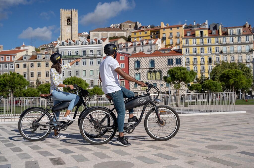 Luxury Meta: Up the Hills Private E-Bike Tour in Lisbon