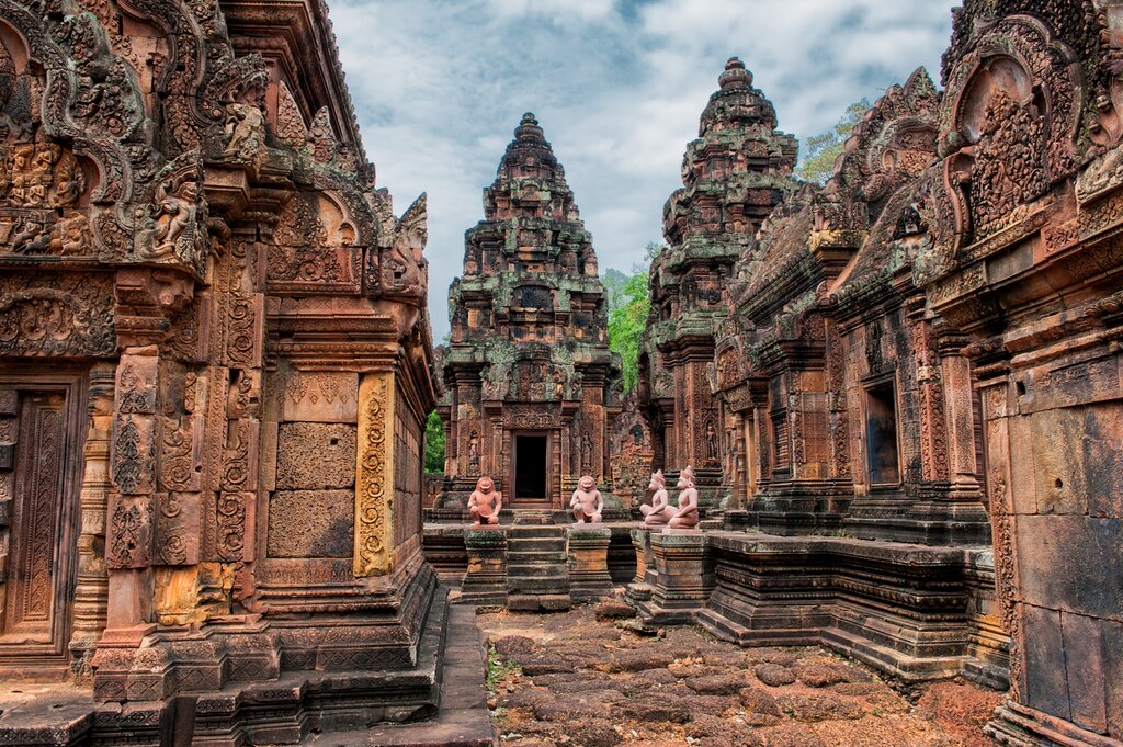 Explore Angkor Temples: Banteay Srei, Ta Prohm Temple and Prasat Kravan