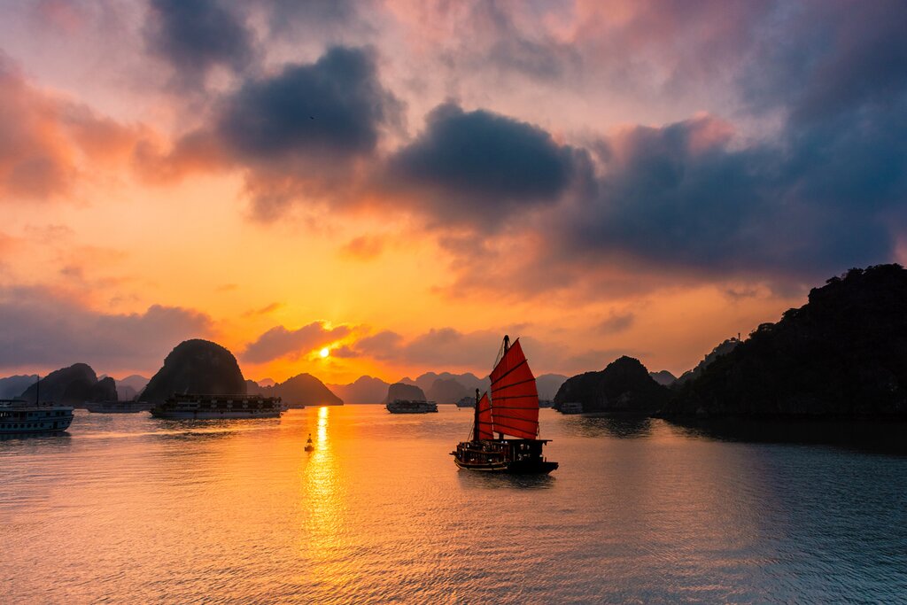 Cruise UNESCO-listed Ha Long Bay