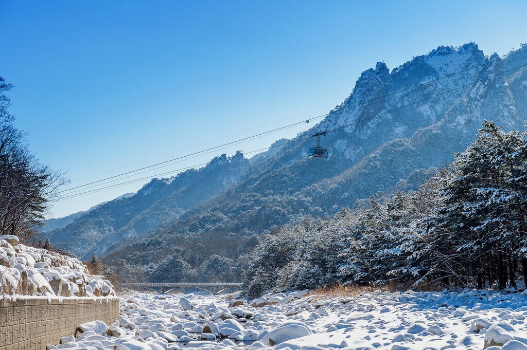 Visit the Picturesque Seoraksan National Park with Shinheungsa Temple