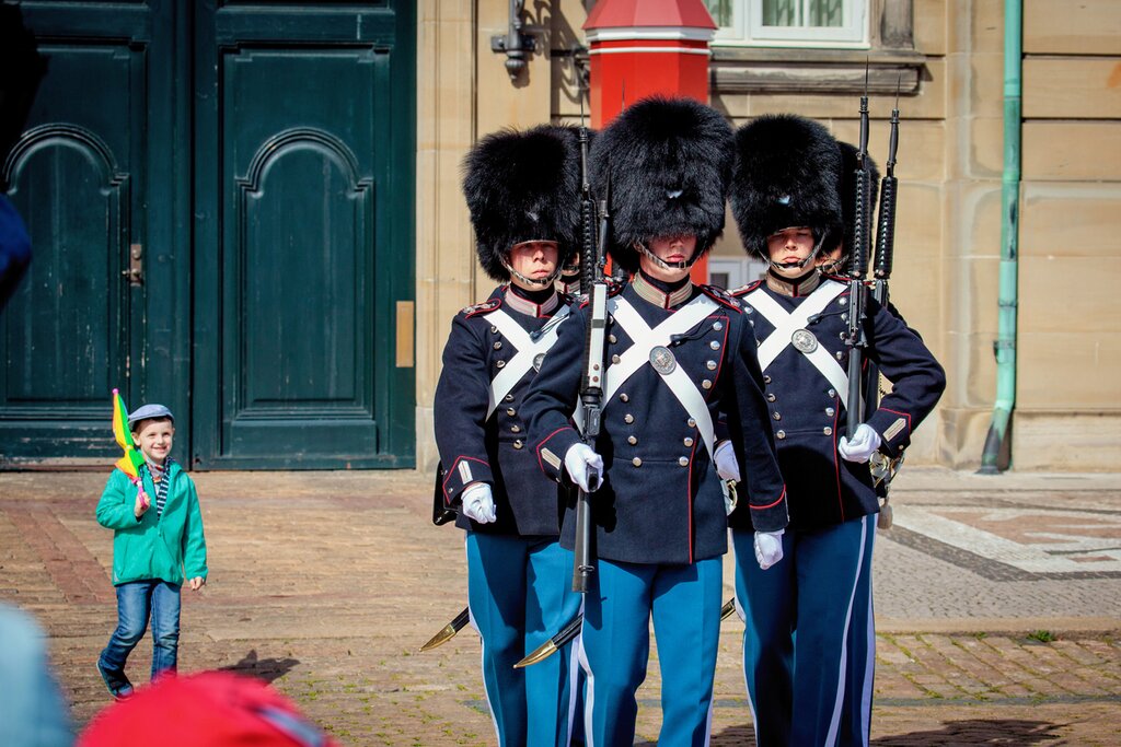 See the guards of honour at the Amalienborg Palace