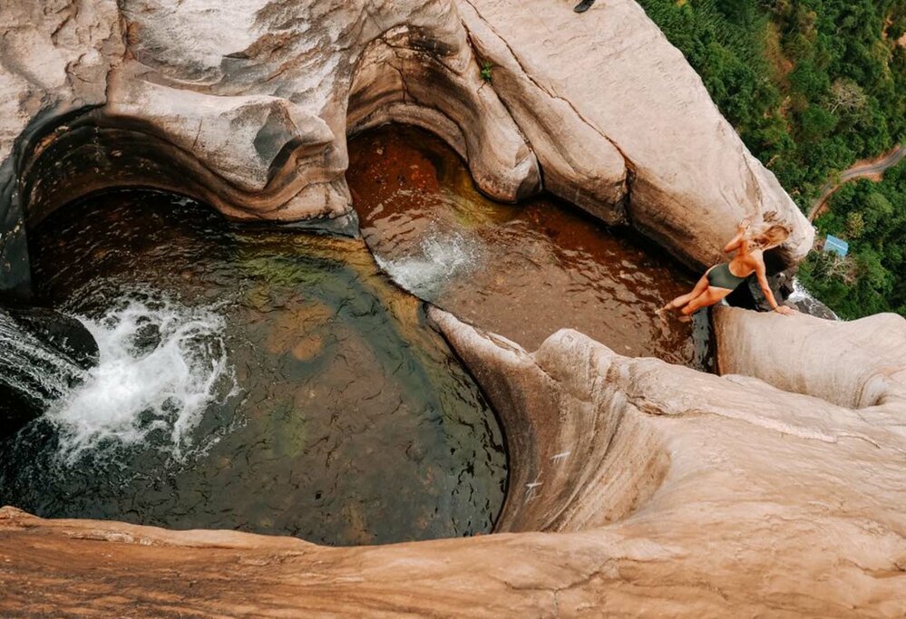 A hike to the top of Diyaluma Waterfalls