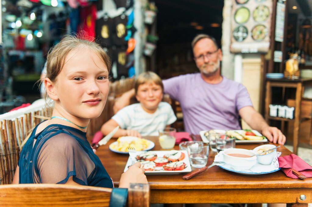 Stop for a spot of lunch as you explore Valencia