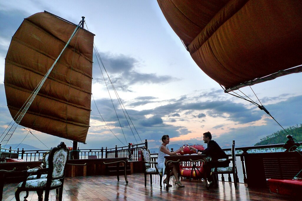 Sunset Cocktail And Dinner On The Emperor Cruise