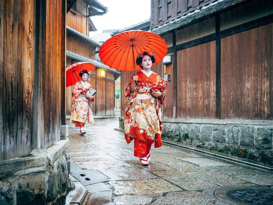 "Maiko" (apprentice geishas) walking through the streets of Kyoto