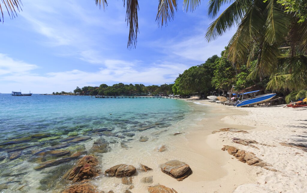 Palm trees and a sandy beach on Koh Samet 