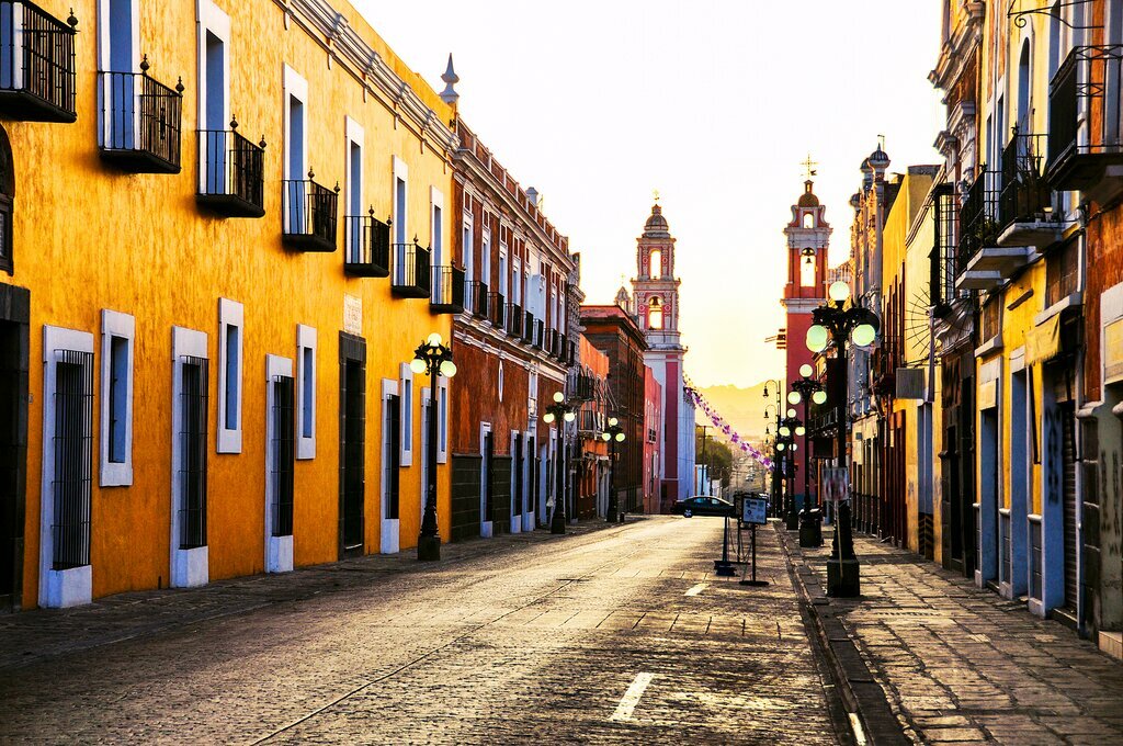 Early morning view of a quiet street in Puebla