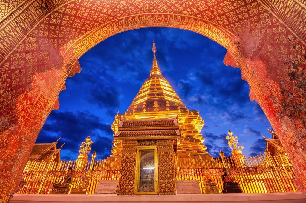 Discover the pagoda of Wat Phra That Doi Suthep in the evening