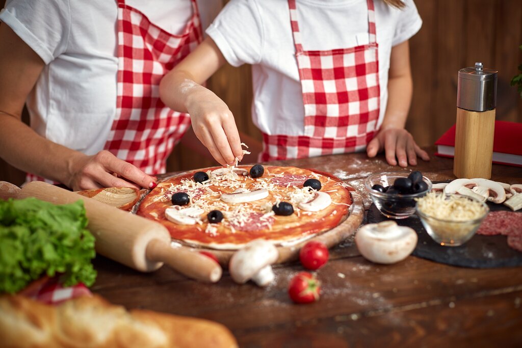 kids making pizza