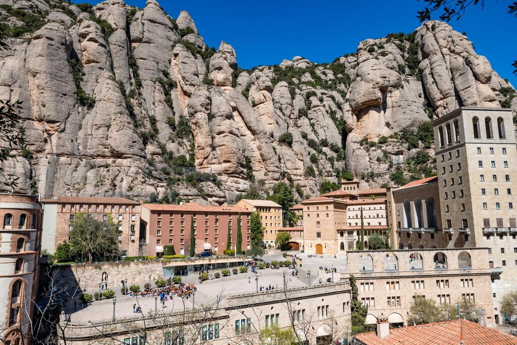 Day Trip to Montserrat & Lunch at a Farmhouse