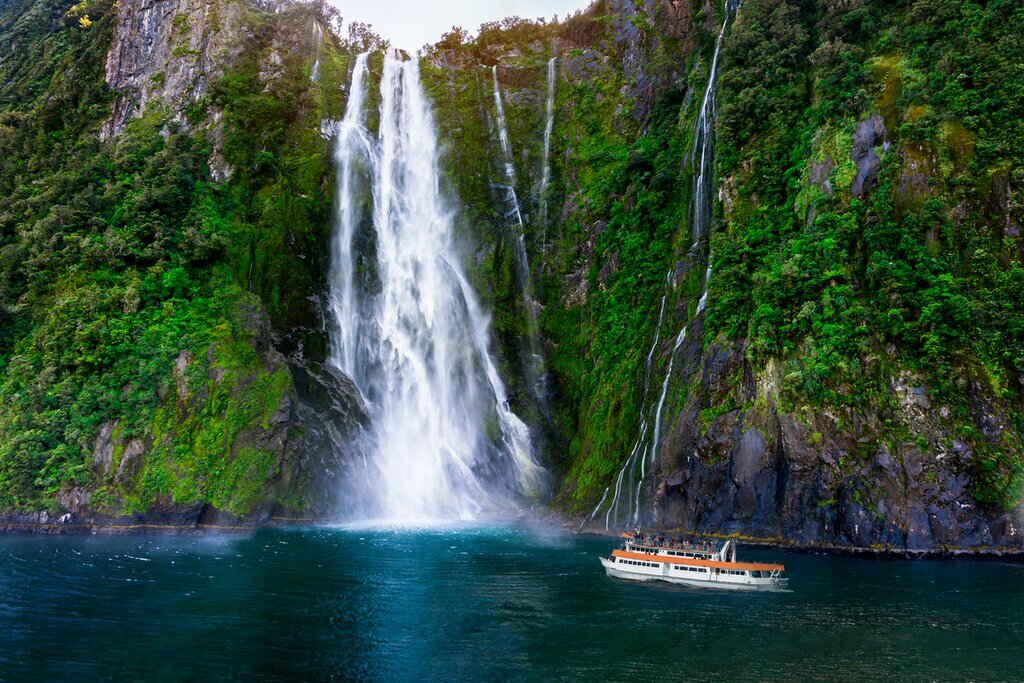 See Milford Sound / Piopiotah by boat and plane on a scenic, all-day adventure