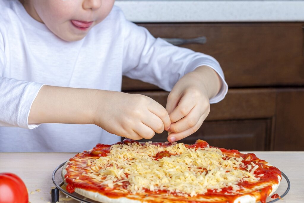 Kid making pizza