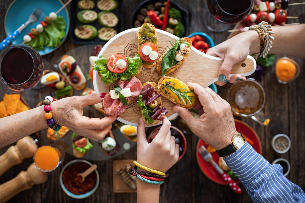 Enjoy delicious tapas with your family in Spain 