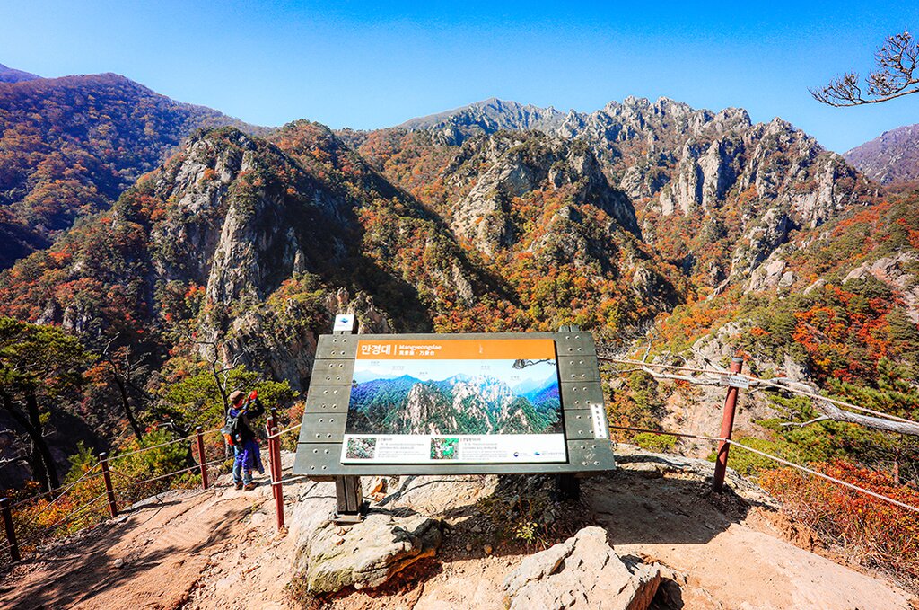 Visit the Picturesque Seoraksan National Park with Shinheungsa Temple