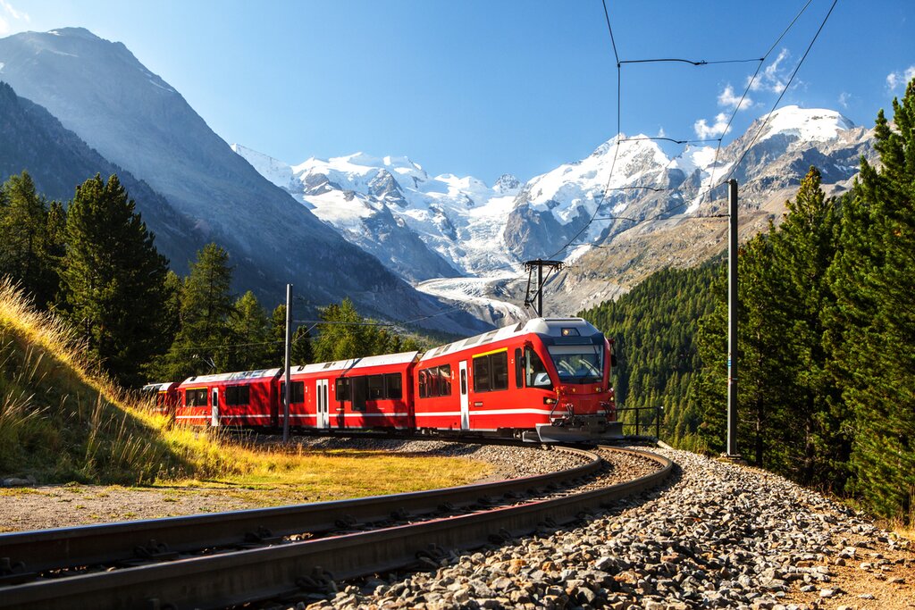 See the best of Switzerland's mountain and lake panoramas by train