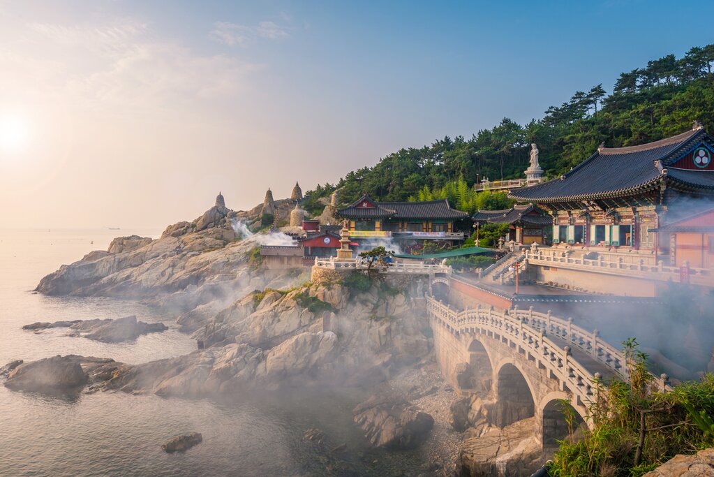 Half Day Haedong Yonggungsa and Haeundae Beach Tour
