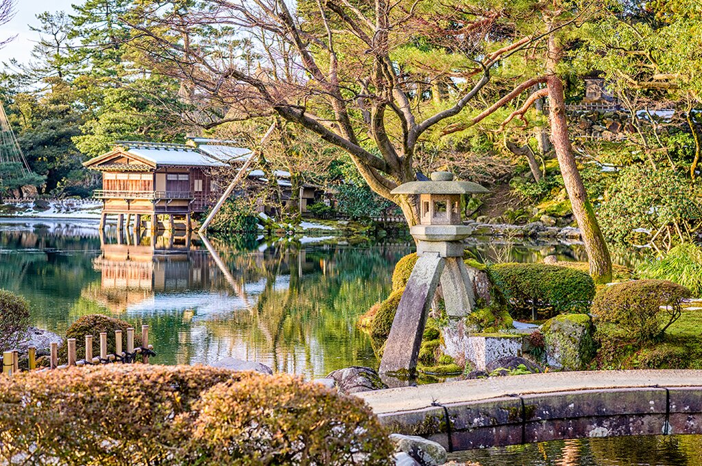 Half Day Kenrokuen Garden and Museum of Traditional Arts and Crafts