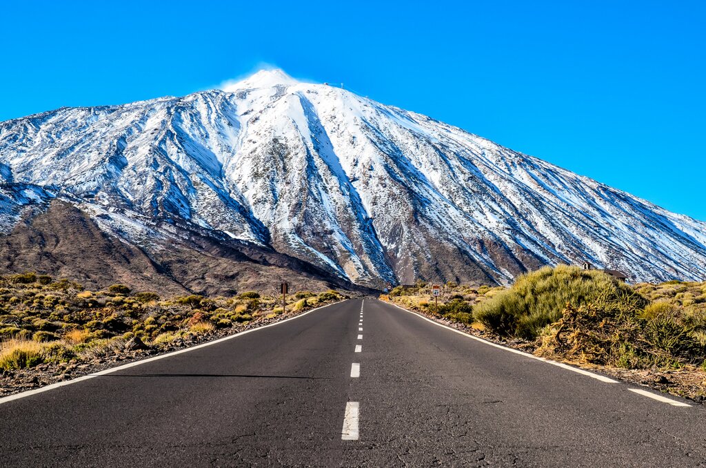 Disocver Tenerife's volcanic Roque Cinchado in Teide National Park and marvel at Pico del Teide