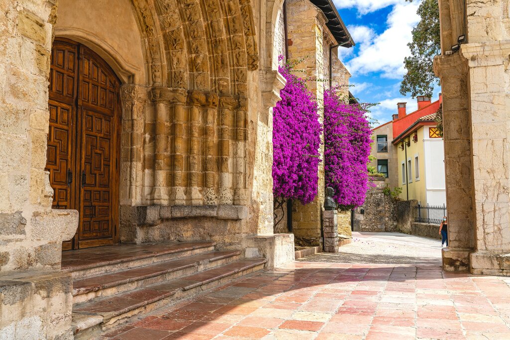 Discover the beautiful medieval village of Llanas