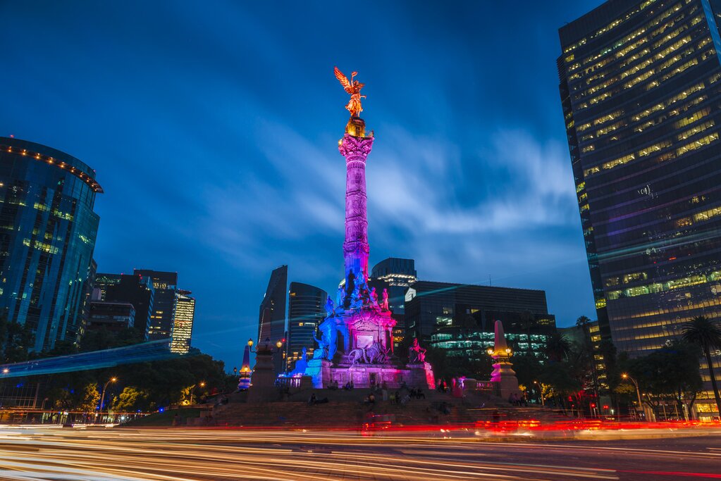 the Angel of Independence Monument in Mexico City at night