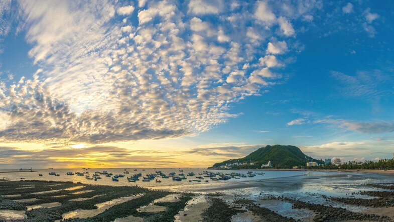 Vietnam, Vun Tau - Sunrise over the Vung Tau coastline