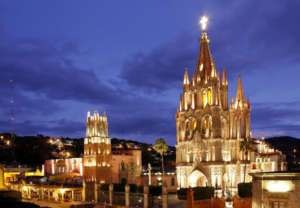 San Miguel Arcángel Parish at night