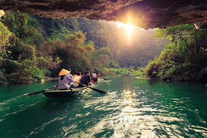 Paddle the Trang An Grottoes in Ninh Binh