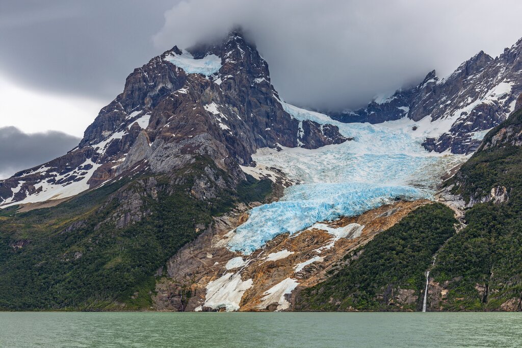 Trail leading to Serrano Glacier