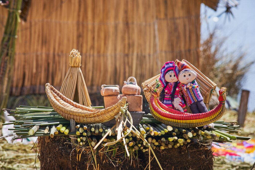 Toys and dolls representing the Uros way of life