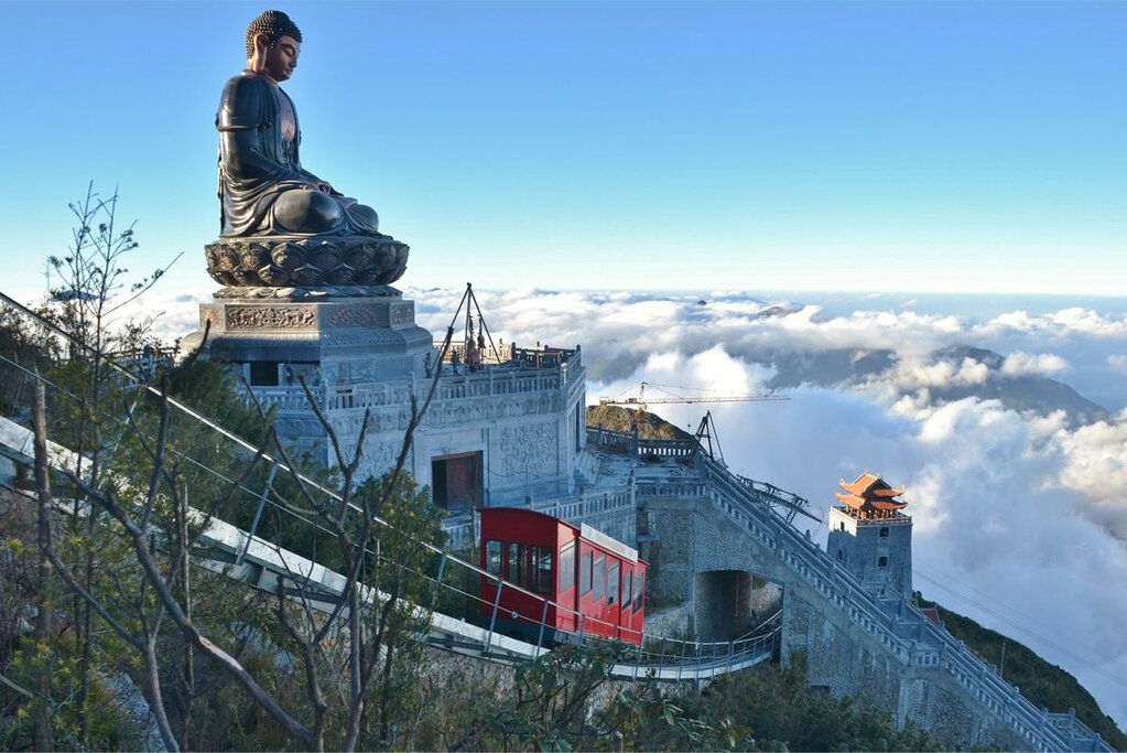 Enjoy the view from Cable Car & visit to Fansipan