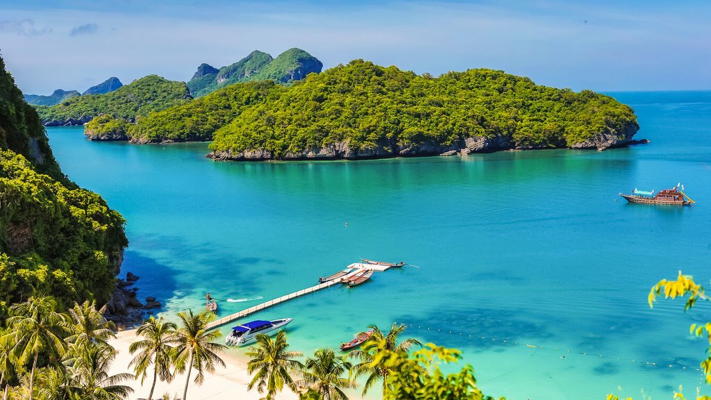 Ko Samui's turquoise water and lush vegetation
